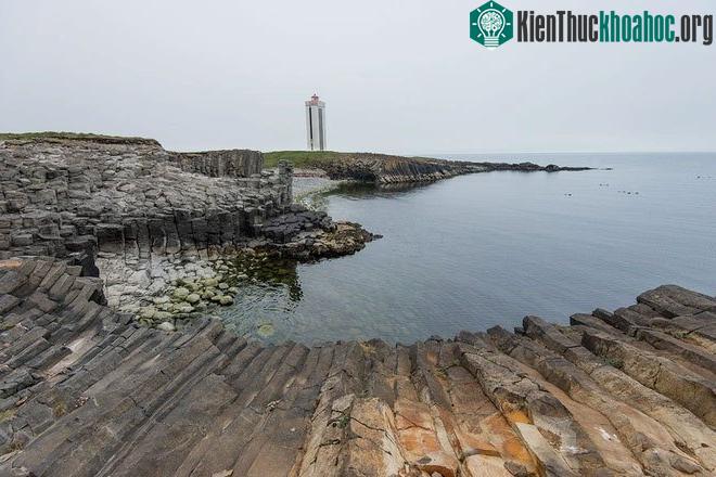 Kálfhsamarsvík là một vịnh nhỏ ở bán đảo Vatnsnes ở khu vực phía Bắc ở Iceland.