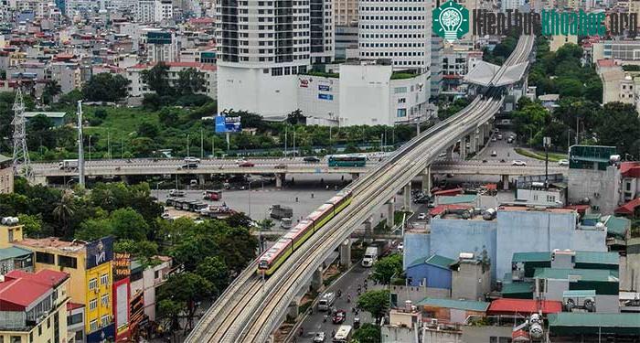 Đoàn tàu đi qua tuyến Xuân Thuỷ hướng về ga S8 (Cầu Giấy).