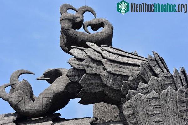 Từng chi tiết nhỏ nhất như mắt, mỏ hay móng vuốt cũng được tạo hình công phu