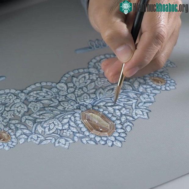 Vương miện được thực hiện tỉ mỉ bởi các nhà kim hoàn nổi tiếng.