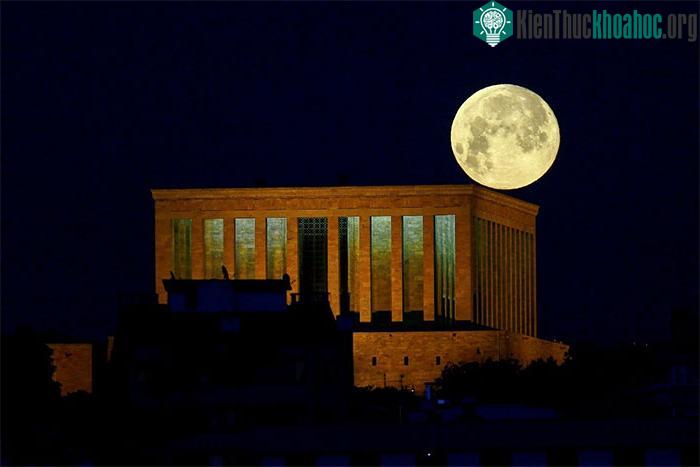 Trăng tròn trên lăng mộ Anitkabir ở Ankara, Thổ Nhĩ Kỳ