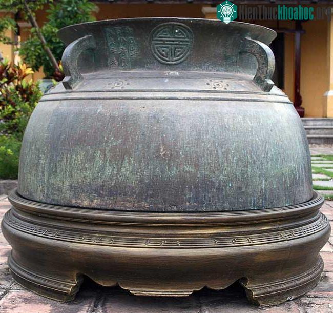 Một chiếc vạc đồng khổng lồ