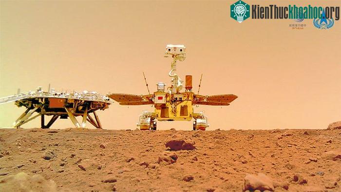 &nbsp;Ảnh "selfie" của robot tự hành Zhurong (trái) và bục hạ cánh.