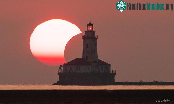 Nhật thực phủ bóng tối lên buổi sáng ở Chicago