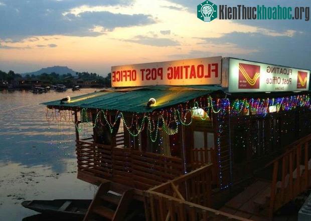 Bưu điện khác thường