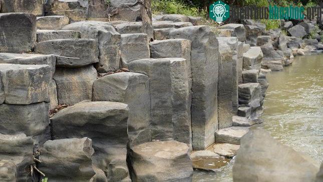 Rất nhiều thanh đá được xếp như hàng nghìn bó đũa thẳng đứng, mỗi thanh nặng cả chục tấn