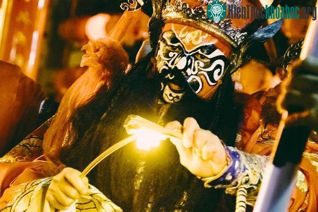 Đoàn Tống Nhục Tông sẽ đốt pháo và gõ cồng chiêng inh ỏi suốt tuyến đường