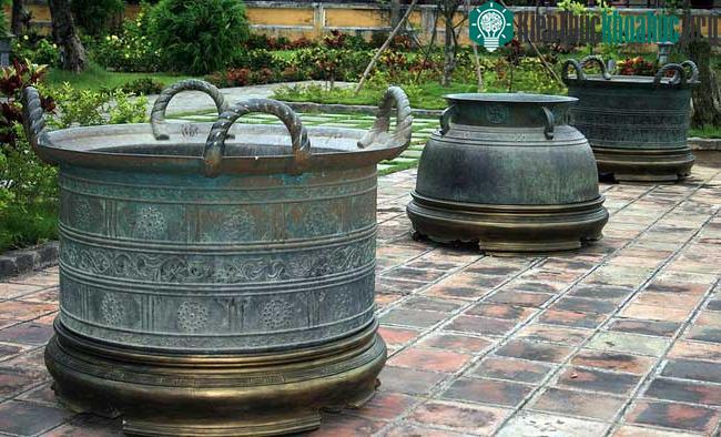 Trong số 11 chiếc vạc đồng đáng chú ý nhất là hai chiếc vạc đặt tại sân điện Cần Chánh.