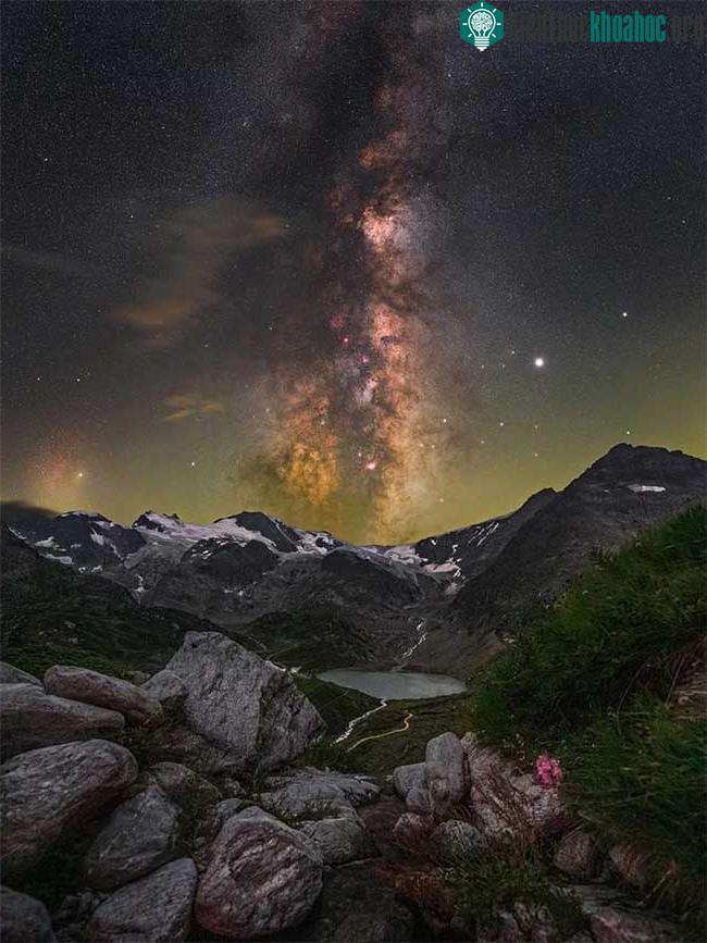 Hồ Alpine nhỏ bé nằm trên dãy Alps của Thụy Sĩ.