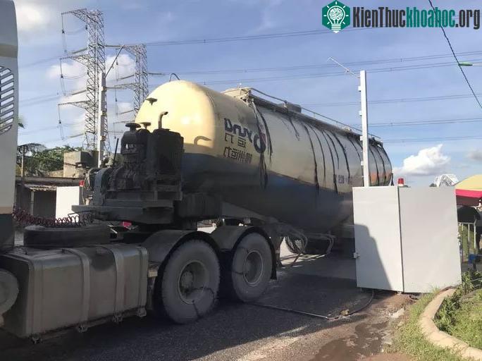 Các đầu phun sẽ phun ra dung dịch dạng sương mù phù hợp với chiều cao của các loại xe.