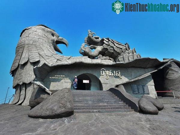 Cánh cửa Jatayu nằm trên mặt đất