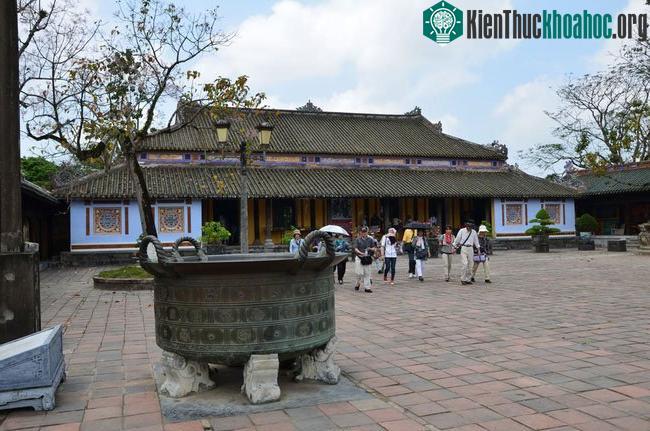 Quai của loại vạc 4 quai cao vượt miệng, xoắn hình dây thừng.