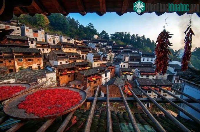 Những ngôi nhà lấy gạch, gỗ và đá làm nguyên liệu chính, với khung gỗ làm chủ đạo.