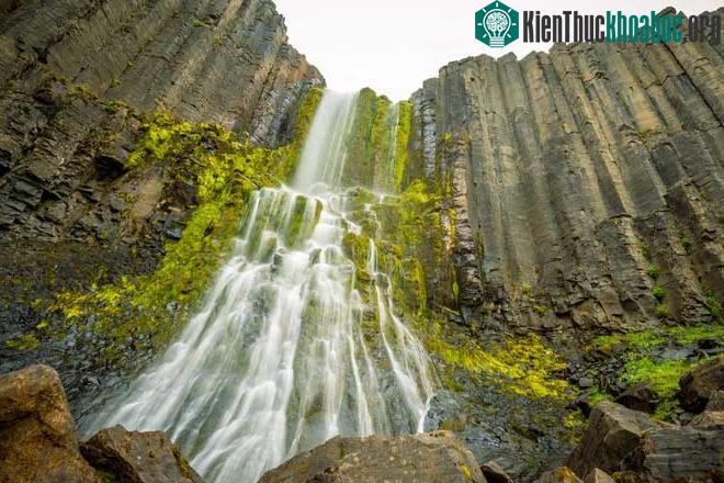 Thác nước này tương tự như Svaritfoss mặc dù các vách đá như được xếp đảo ngược