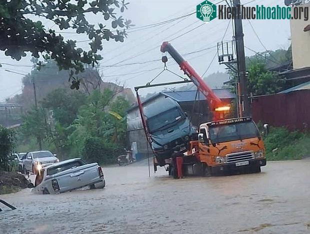 Xe cứu hộ liên tục hoạt động