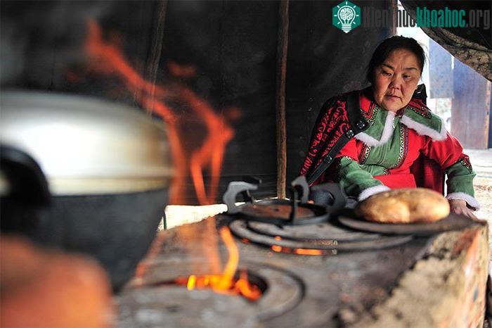 Suoyulan làm bánh mì ở khu định cư của thị trấn dân tộc Aoluguya Ewenki.