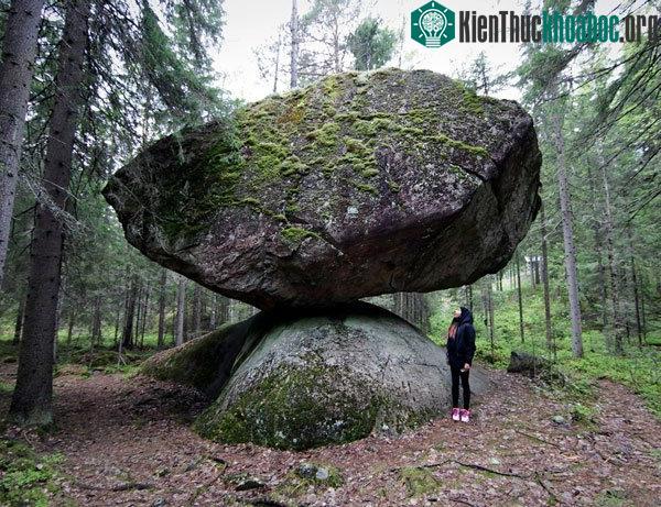 Đá thăng bằng Kummakivi, Ruokolahti, Ba Lan