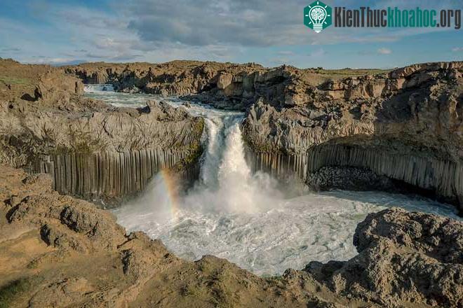 Thác Aldeyjarfoss được nuôi dưỡng bởi một dòng sông băng hùng vĩ.