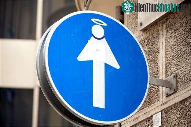 Biển báo hướng dẫn đường đi lên trời tại Barcelona, Tây Ban Nha.
