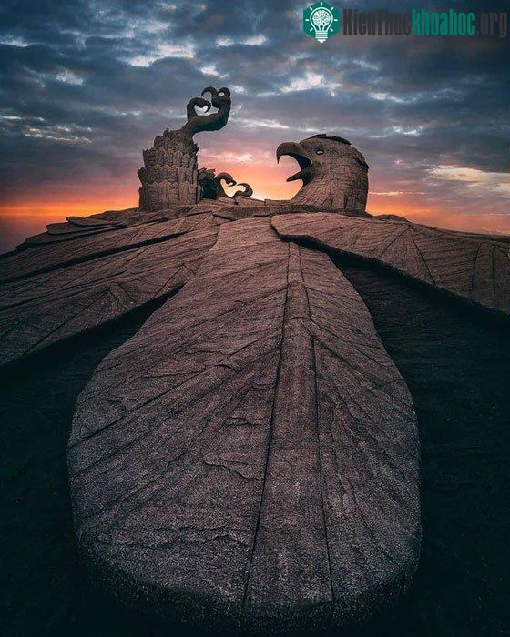 Truyền thuyết về chim đại bàng Jatayu kể rằng Jatayu đã cố gắng bảo vệ và giải cứu Sita