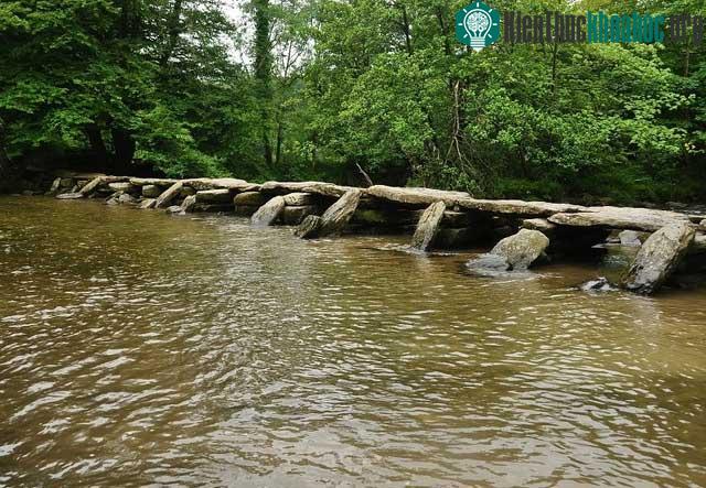 Cầu Tarr Steps ở công viên quốc gia Exmoor, Somerset, nước An