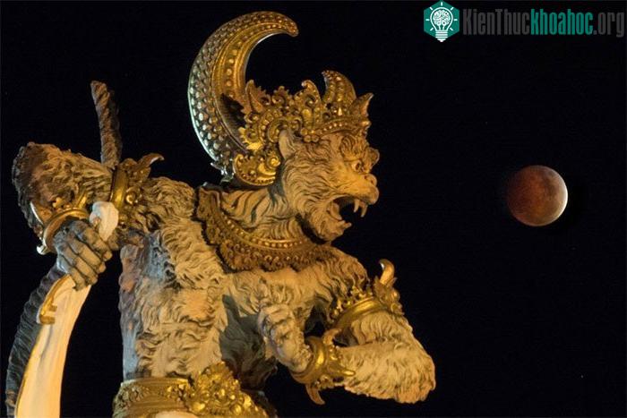 Siêu trăng máu trên bầu trời công viên Titi Banda ở Denpasar, Bali, Indonesia