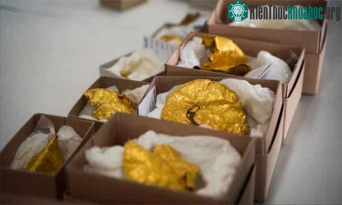 Một số đồ vật bằng vàng trong kho báu Vindelev.