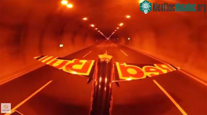 Thời gian hoàn thành chuyến bay mạo hiểm này chỉ mất 43.44 giây.
