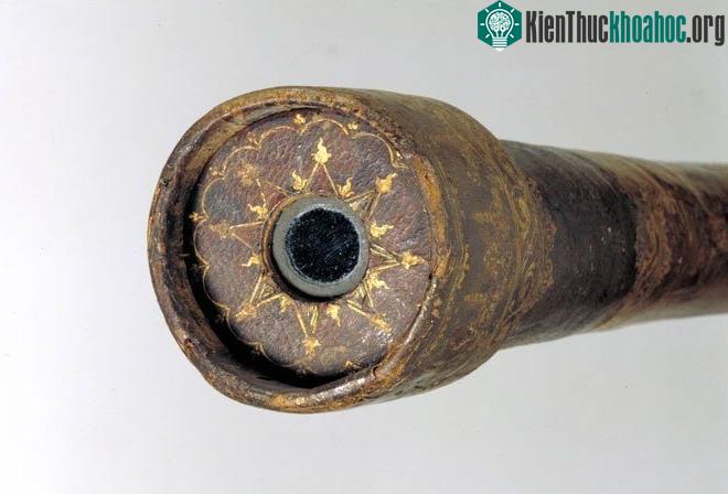 Với kính thiên văn, Galileo đã có thể quan sát các thiên thể theo những cách mới.