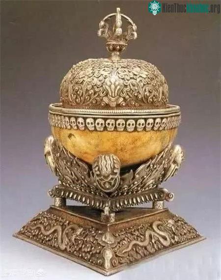 Pháp khí bằng đầu lâu dát vàng.