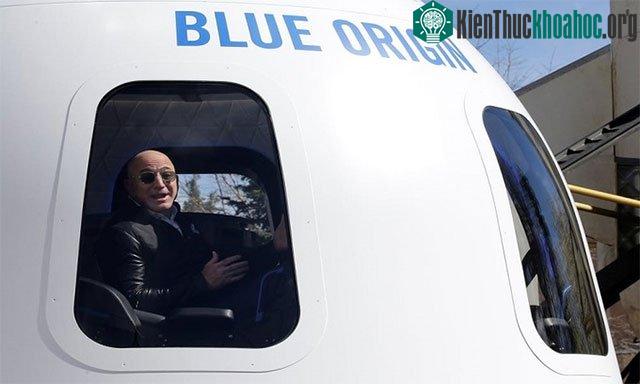 Tỷ phú Jeff Bezos trong khoang tàu New Shepard.