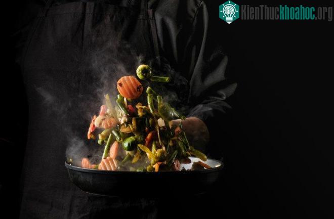Nấu ăn giải phóng hỗn hợp hàng trăm hợp chất hóa học khác nhau vào không khí.&nbsp;