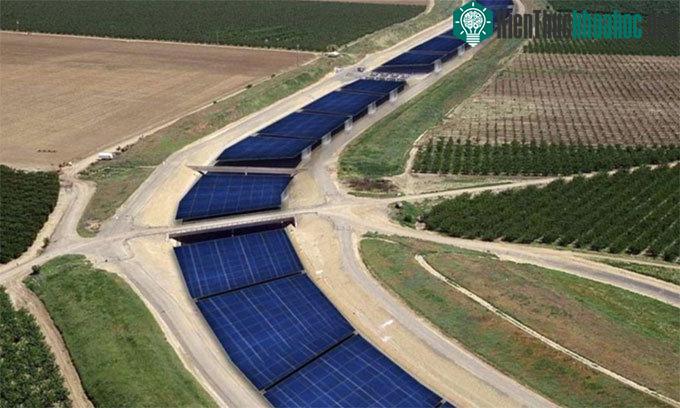Mô phỏng một đoạn kênh đào sau khi lắp pin mặt trời ở California.