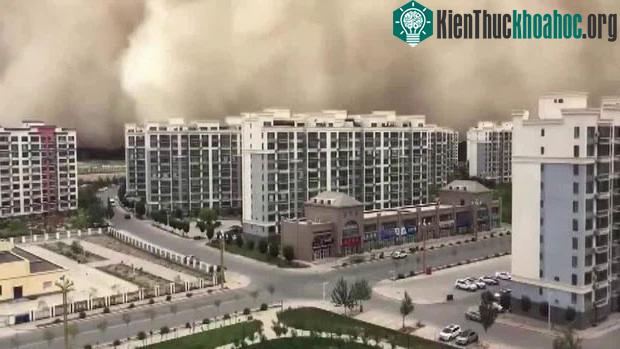 Video: Bức tường cát cao 100 mét "nuốt chửng" 1 thành phố Trung Quốc ảnh 0