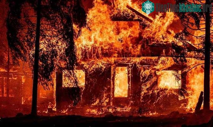 Một ngôi nhà bị đám cháy thiêu rụi ở miền bắc California.