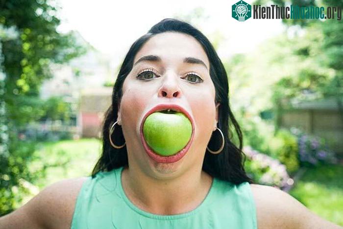 Samantha Ramsdell sở hữu chiếc miệng siêu rộng 6,52 cm.