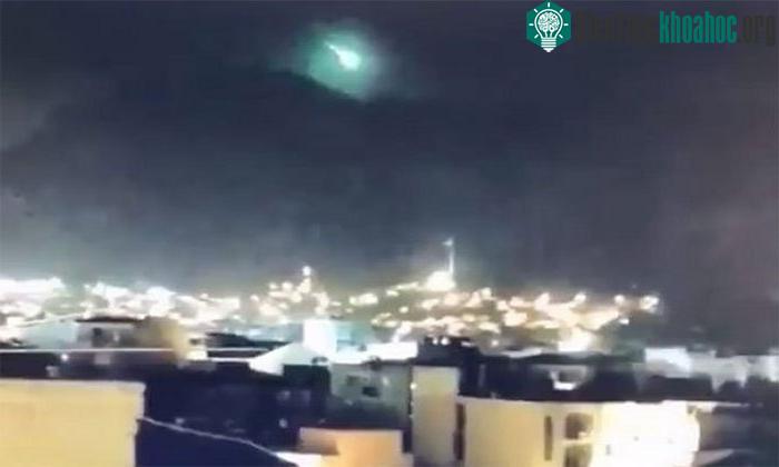 &nbsp;Nhiều suy đoán đó là rác vũ trụ, mảnh vỡ vệ tinh hoặc thậm chí UFO.