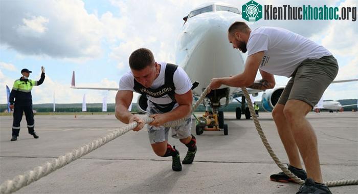 Anh Veselov kéo máy bay đi được quãng đường 17,6 mét trong vòng 45 giây.