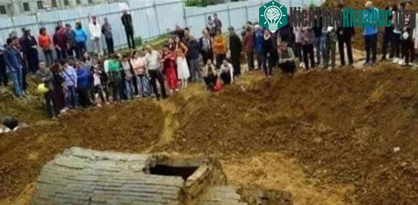 Công nhân khoan trúng 1 cổ mộ ở Sơn Đông, Trung Quốc năm 2003