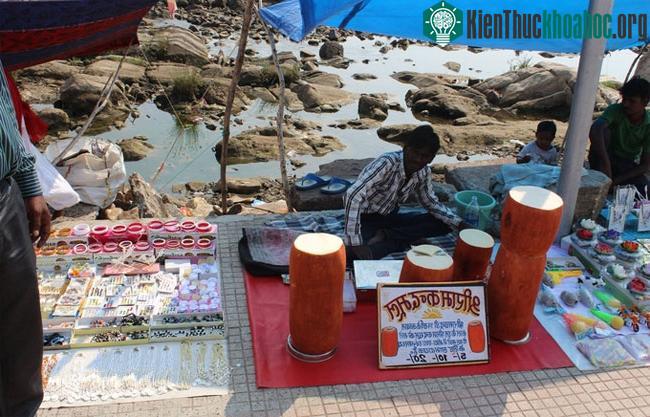 Mỗi một tảng Ram Kand Mool có thể nặng tới 300kg.