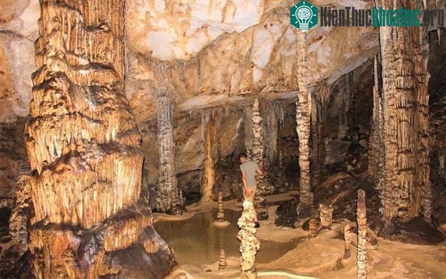 Hang có nhiều khối nhũ đá đẹp như tòa lâu đài cổ.