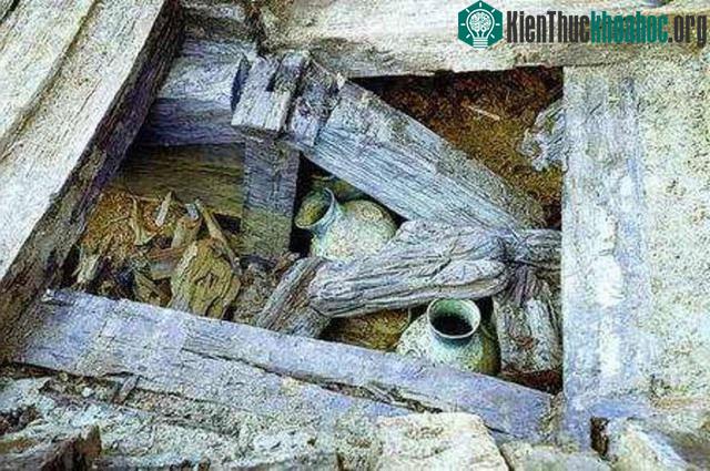 Những món cổ vật được đặt trong lăng mộ của hoàng tử Lưu Khánh.