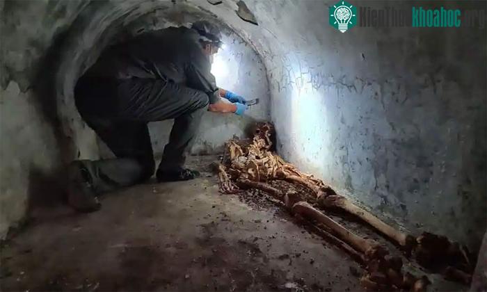 Hài cốt được tìm thấy trong một ngôi mộ ở nghĩa địa Porta Sarno.