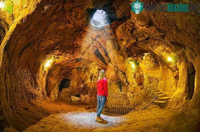Con người trong suốt lịch sử đã tạm thời sống dưới bề mặt vì nhiều lý do khác nhau