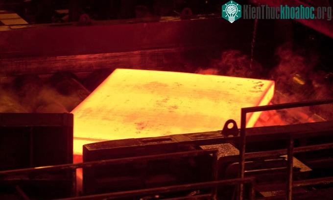 Sản xuất thép thường tạo ra lượng lớn khí thải ra môi trường.