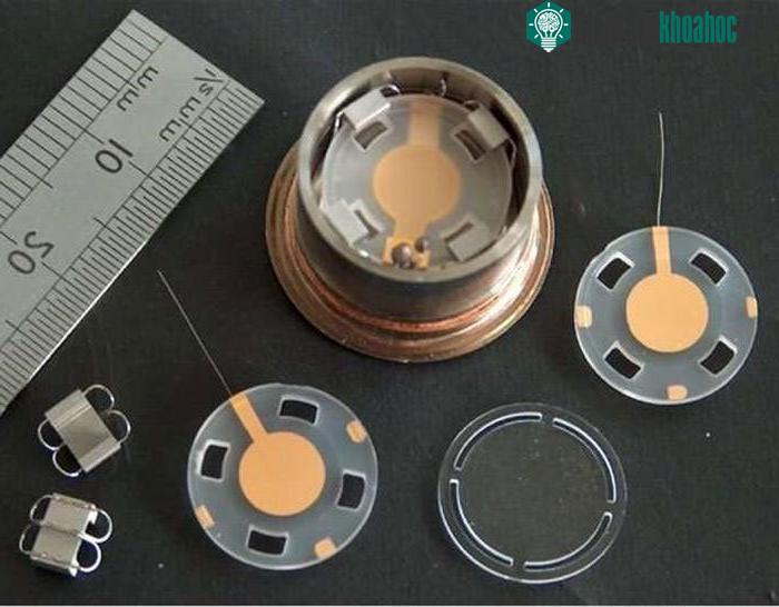 Lõi của thiết bị là một đĩa tinh thể thạch anh