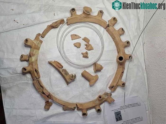 Chiếc đèn chùm cổ đại dù bị gãy vài đoạn nhưng vẫn giữ được cấu trúc cơ bản