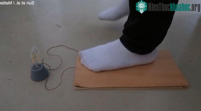 &nbsp;Sàn gỗ có thể giúp thắp sáng đèn và vận hành các thiết bị điện nhỏ trong nhà.