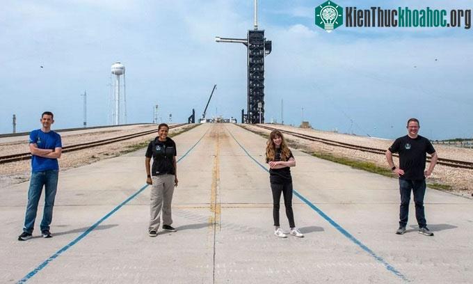 Chris Sembroski, Hayley Arceneaux, Sian Proctor và Jared Isaacman chụp ảnh trước bệ phóng 39A