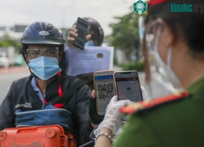 Quét mã QR cho người đi đường
